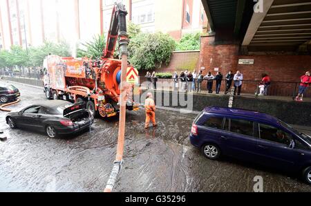 La suite d'une crue éclair dans Manor Road à Wallington, Surrey à la suite de pluies torrentielles. Banque D'Images