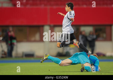 Keeper Lukas Koenigshofer prend la balle loin de Tarik Elyounoussi # 17, Trondheim, lors de l'Europa League soccer game on Banque D'Images