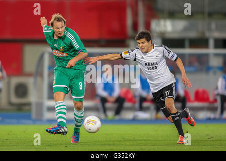 Markus Heikkinen, # 8, rapide et Tarik Elyounoussi # 17, Trondheim, lutte pour le ballon pendant le match de football Ligue Europa sur Banque D'Images