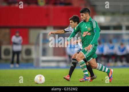 Muhammed Ildiz, # 20, rapide et Tarik Elyounoussi # 17, Trondheim, lutte pour le ballon pendant le match de football Ligue Europa sur Banque D'Images