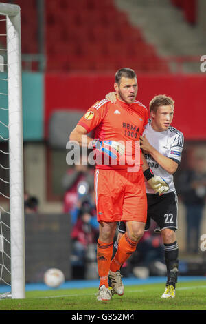 Jonas Svensson, # 22, Trondheim félicite keeper Daniel Oerlund # 1, Trondheim, au cours de l'Europa League soccer game on Banque D'Images