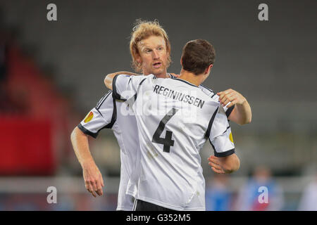 Tore Reginiussen # 4, Trondheim, félicite par Ronning, # 5 Trondheim, au cours de l'Europa League match de soccer le 20 septembre Banque D'Images