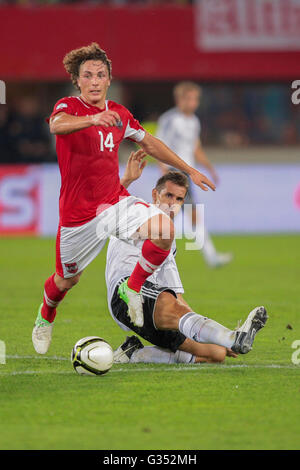 Julian Baumgartlinger, # 14 Autriche, et Miroslav Klose, # 11 Allemagne, lutte pour le ballon pendant le match de football de qualification WC sur Banque D'Images