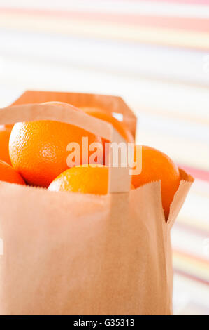 Sac en papier brun plein d'oranges Banque D'Images