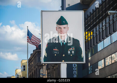 Portrait d'un soldat, le Checkpoint Charlie, Berlin Banque D'Images