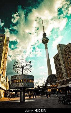 Fernsehturm, tour de télévision et l'Horloge universelle sur la place Alexanderplatz à Berlin Banque D'Images