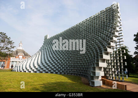 Londres, Royaume-Uni. 7 juin 2016. Le 16ème Pavillon Serpentine conçu par Bjarke Ingels Group (BIG). La serpentine révèle les structures rempli pour son programme d'architecture élargi pour 2016 : la 16e conférence annuelle de l'Pavilion conçu par Bjarke Ingels Group (BIG) et quatre maisons d'été récemment mis en service par Kunle Adeyemi (NLE), Barkow Leibinger, Yona Friedman et Asif Khan. Le pavillon et les maisons d'été sont libres de vue du 10 juin au 9 octobre 2016. Banque D'Images