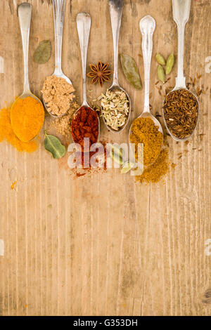 La cuisine différentes épices cuillères en les étendant à plat et disposés sur planche de bois avec copie espace Banque D'Images