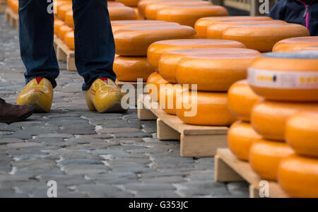 Sabots traditionnels et costumes du marché du fromage, Gouda, Pays-Bas Banque D'Images