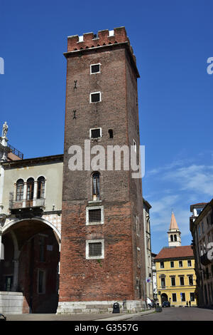 Basilique palladienne ancienne prison tower, vu de la Piazza delle Erbe square, dans le centre historique de Vicence Banque D'Images