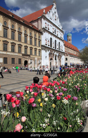 Germany, Bavaria, Munich, église Saint-Michel, scène de rue, fleurs, Banque D'Images