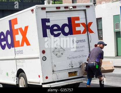 Un travailleur de FedEx à New York se bloque son camion et se prépare à livrer un paquet, le mardi 31 mai 2016. (© Richard B. Levine) Banque D'Images