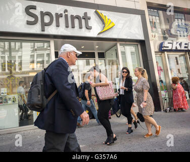 Un magasin à Herald Square à New York le jeudi 2 juin 2016. (© Richard B. Levine) Banque D'Images