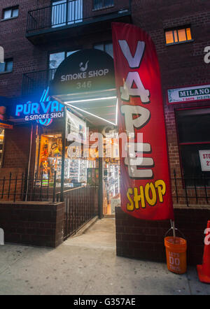 Une signalisation en face d'un Púr Vape smoke shop à New York, le mardi 31 mai 2016. (© Richard B. Levine) Banque D'Images