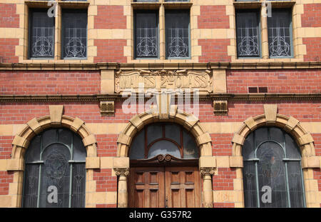 Les mâles ancien 2e classe à l'entrée des Bains de Victoria sur Hathersage Road à Manchester Banque D'Images