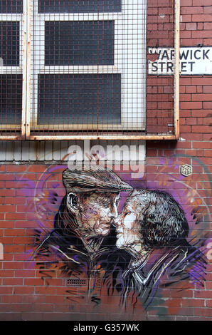 Street Art Par C215 d'un couple de personnes âgées dans le quartier Nord de Manchester Banque D'Images