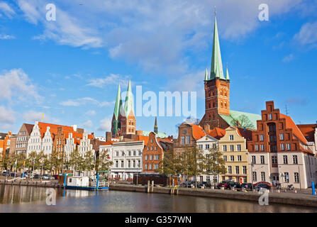 Des toits de la vieille ville de Lubeck reflète dans rivière Trave, Allemagne Banque D'Images