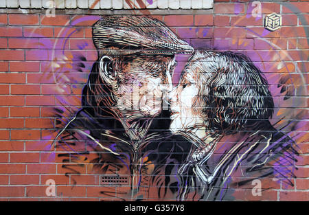 Street Art Par C215 d'un couple de personnes âgées dans le quartier Nord de Manchester Banque D'Images