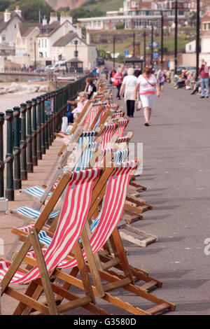 La ville de Sidmouth. Chaises vides sur une journée ensoleillée à l'Esplanade de Sidmouth, Devon Banque D'Images