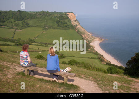 La ville de Sidmouth. Deux marcheurs regarder dehors le long du sentier côtier du sud-ouest entre Sidmouth et la bière jusqu'à Salcombe Salcombe Regis à la bouche, Banque D'Images