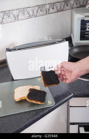 Faire griller les tranches de pain à sandwich est mal passé Banque D'Images