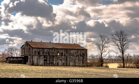 Vieille grange délabrée, dans le Kentucky rural en février avec des ciel nuageux Banque D'Images