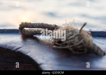 Détail d'une vieille corde usée sur un bateau en bois thaïlandais Banque D'Images