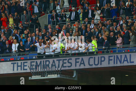 Le capitaine de Manchester United Wayne Rooney lève la coupe après avoir remporté la finale de la FA Cup Emirates entre Crystal Palace et Manchester United au stade de Wembley à Londres. 21 mai, 2016. Usage éditorial uniquement. Pas d'utilisation non autorisée avec l'audio, vidéo, données, listes de luminaire, club ou la Ligue de logos ou services 'live'. En ligne De-match utilisation limitée à 75 images, aucune émulation. Aucune utilisation de pari, de jeux ou d'un club ou la ligue/dvd publications. James Boardman / Images Téléobjectif  +44 7967 642437 James Boardman /  +44 7967 642437 des photos au téléobjectif Banque D'Images