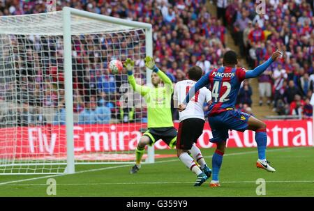 Crystal Palace's Jason Puncheon incendies dans le premier but au cours de la Unis finale de la FA Cup entre Crystal Palace et Manchester United au stade de Wembley à Londres. 21 mai, 2016. Usage éditorial uniquement. Pas d'utilisation non autorisée avec l'audio, vidéo, données, listes de luminaire, club ou la Ligue de logos ou services 'live'. En ligne De-match utilisation limitée à 75 images, aucune émulation. Aucune utilisation de pari, de jeux ou d'un club ou la ligue/dvd publications. James Boardman / Images Téléobjectif  +44 7967 642437 James Boardman /  +44 7967 642437 des photos au téléobjectif Banque D'Images