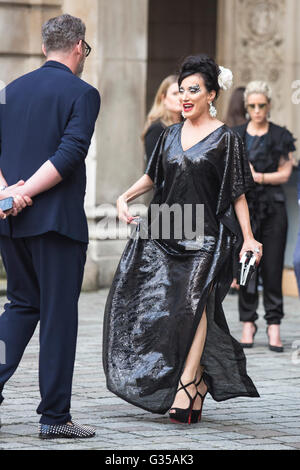 Londres, Royaume-Uni. 7 juin 2016. Photo : Nancy dell'Olio. Les célébrités et personnalités arrivent pour la Royal Academy of Arts Exposition d'été 2016 du parti d'aperçu. L'exposition d'été est la plus importante exposition présentation ouverte, tenue chaque année sans interruption depuis 1769, et continue de jouer un rôle important dans la collecte de fonds pour financer les étudiants actuels de l'autorité responsable des écoles. L'exposition est ouverte au public du 13 juin au 21 août 2016. Banque D'Images