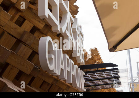 MILAN, ITALIE - 29 juin 2016 : de l'architecture du Pavillon japonais une Expo 2015 à Milan, avec sa grille en bois Banque D'Images