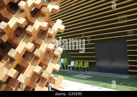 MILAN, ITALIE - 29 juin 2016 : de l'architecture du Pavillon japonais une Expo 2015 à Milan, avec sa grille en bois Banque D'Images