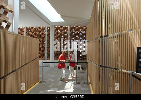 MILAN, ITALIE - 29 juin 2015 : deux filles japonaises à l'entrée du pavillon japonais à l'Exposition universelle de Milan en 2015 Banque D'Images