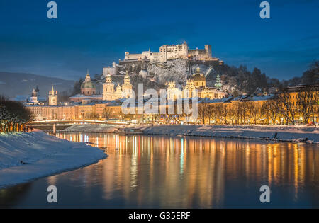 Belle vue sur la ville historique de Salzbourg avec Salzach en hiver pendant l'heure bleue, Salzburger Land, Autriche Banque D'Images