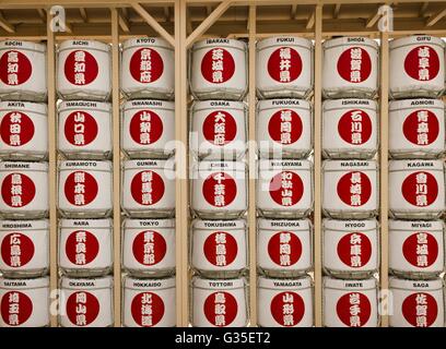 MILAN, ITALIE - 29 juin 2015 : souci de barils l'affichage à l'Pavillon japonais à l'Expo 2015 à Milan, avec le nom des principales villes de th Banque D'Images