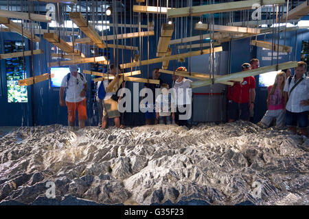 MILAN, ITALIE - 29 juin 2015 : les gens à l'intérieur du pavillon suisse à l'Expo Universelle de Milan, exposition sur le thème de l'alimentation Banque D'Images