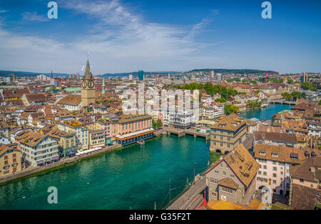 Vue aérienne de la ville historique de Zürich avec rivière Limmat en été, Suisse Banque D'Images