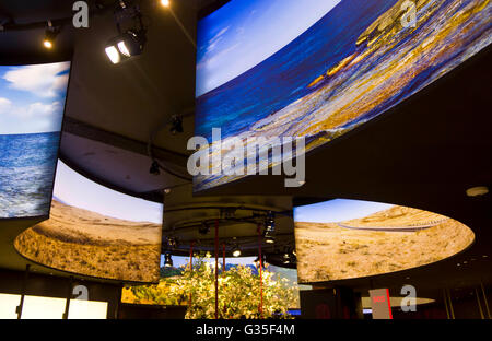 MILAN, ITALIE - 29 juin 2015 : Détail de la ronde à l'intérieur de l'écran led Kazakhstan Pavilion at Expo 2015 à Milan, sur le thème de la fo Banque D'Images
