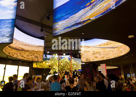 MILAN, ITALIE - 29 juin 2015 : Détail de la ronde à l'intérieur de l'écran led Kazakhstan Pavilion at Expo 2015 à Milan, sur le thème de la fo Banque D'Images