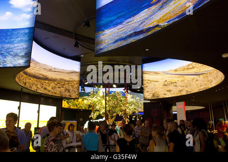MILAN, ITALIE - 29 juin 2015 : Détail de la ronde à l'intérieur de l'écran led Kazakhstan Pavilion at Expo 2015 à Milan, sur le thème de la fo Banque D'Images