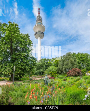 Belle vue sur jardin fleuri en Planten un Blomen avec célèbre Heinrich-Hertz-Turm radio tour de télécommunications du b Banque D'Images