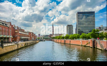 Vue panoramique du célèbre Zollkanal historique avec l'église de St Catherine (Katharinenkirche), et l'ancien pont de l'Speicherst Banque D'Images