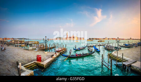 Gondole traditionnelle sur Canal Grande avec l'église San Giorgio Maggiore en arrière-plan au coucher du soleil, San Marco, Venise, Italie Banque D'Images