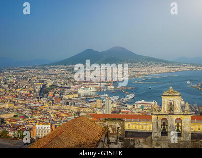 Scenic photo-carte postale de la ville de Napoli (Naples) avec le célèbre le Vésuve en arrière-plan dans la lumière du soir d'or Banque D'Images