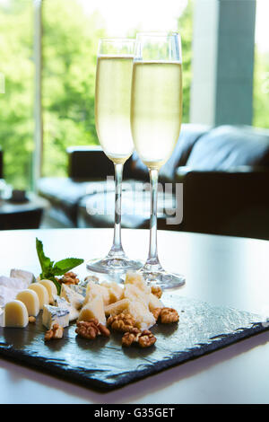 Deux verres de champagne avec un plateau de fromage Banque D'Images