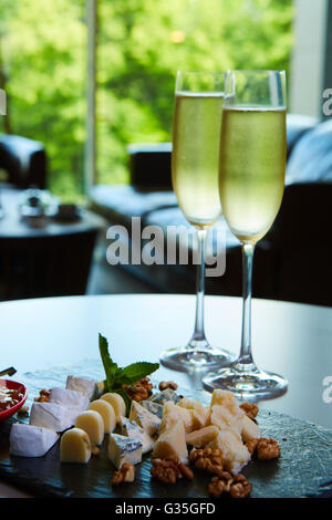 Deux verres de champagne avec un plateau de fromage Banque D'Images