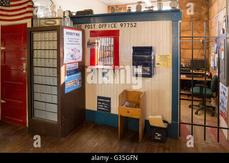 Petit bureau de poste à l'intérieur du magasin général à Post Post, Oregon Banque D'Images