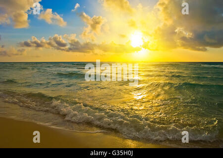 Lever de soleil sur l'océan Atlantique Banque D'Images