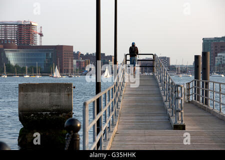 L'homme sur un quai, East Boston waterfront Banque D'Images