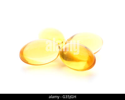 Les gélules d'Omega 3 sur fond blanc Banque D'Images